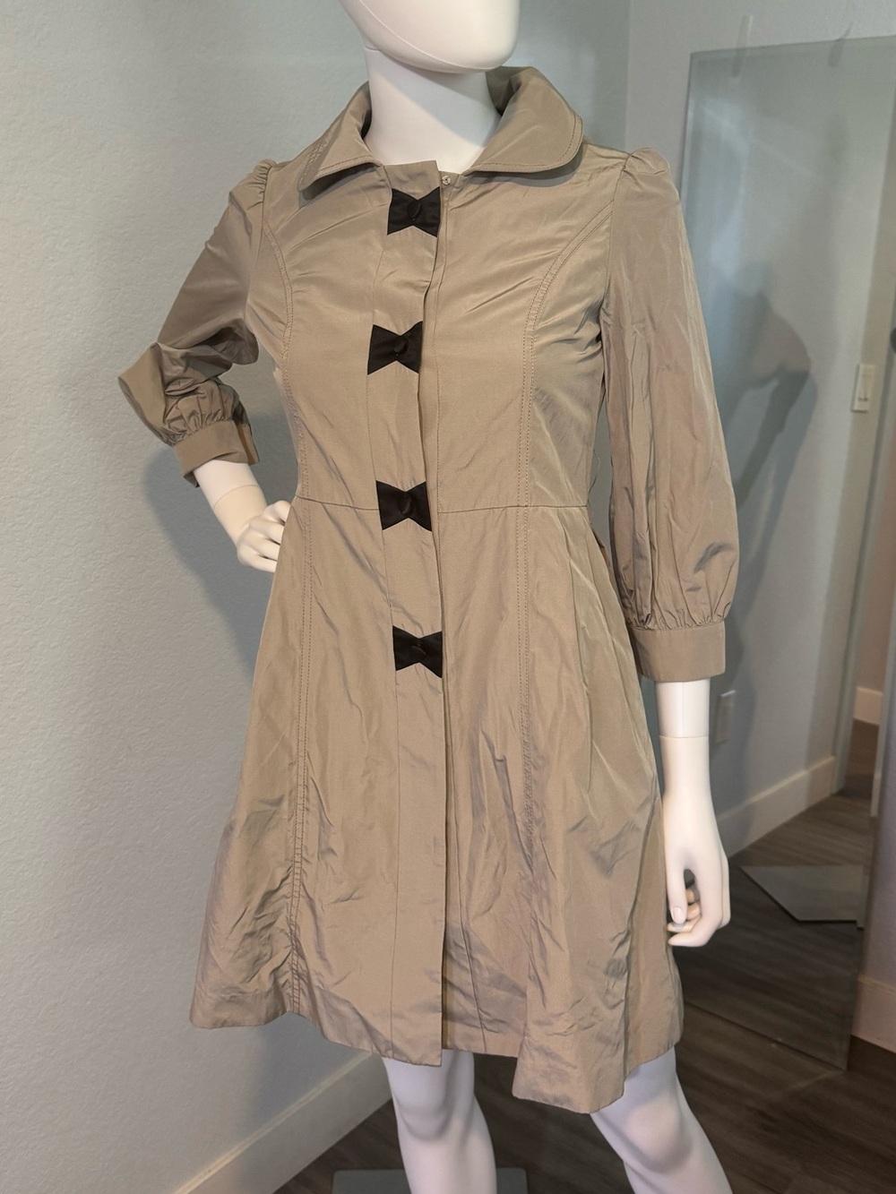 CYNTHIA ROWLEY Beige Trench Coat Dress with Black Bows Size 2
